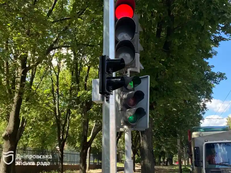 Дніпро модернізує світлофори біля шкіл до початку навчального року