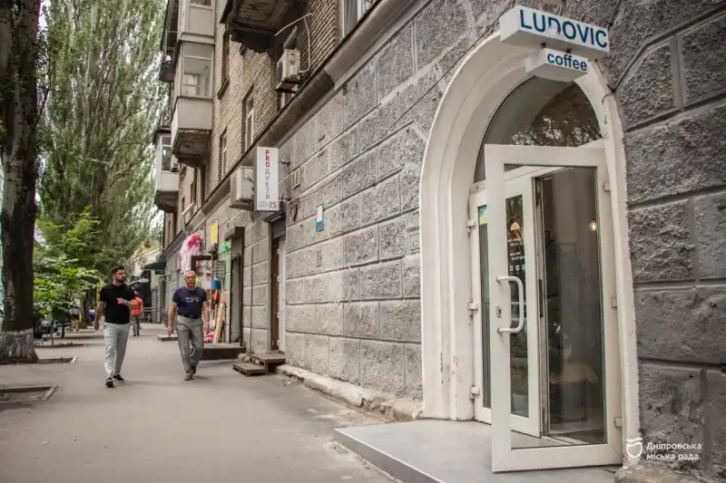 У Дніпрі борються з вандальними написами та наркорекламою на фасадах